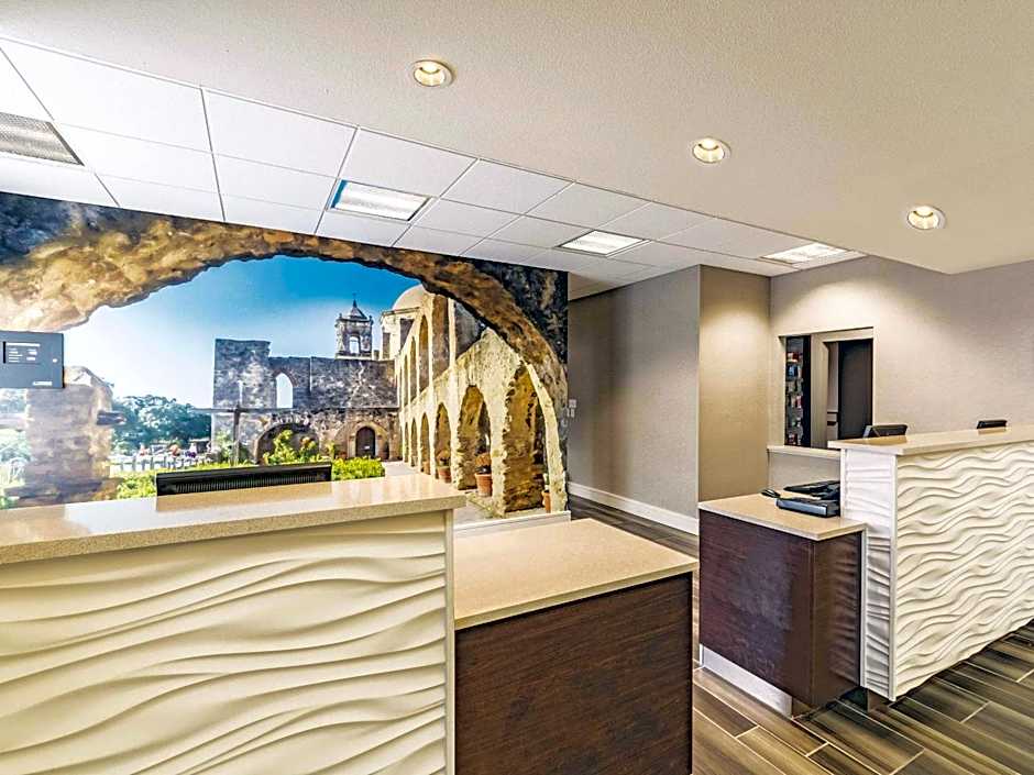 La Quinta Inn & Suites by Wyndham San Antonio Downtown