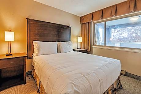 Two-Bedroom Family Queen Suite with Two Queen Beds, Balcony and Kitchenette - Non-Smoking