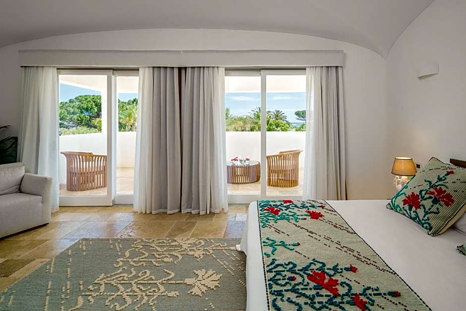 Photo 1 of 6 of 1 Queen Bed Suite, Pool View
