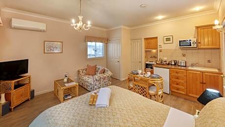 Open Plan Self-Contained Chalet (No pets)