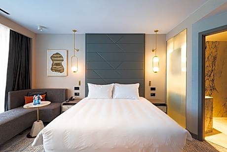 Standard King Room with Balcony and Lake View