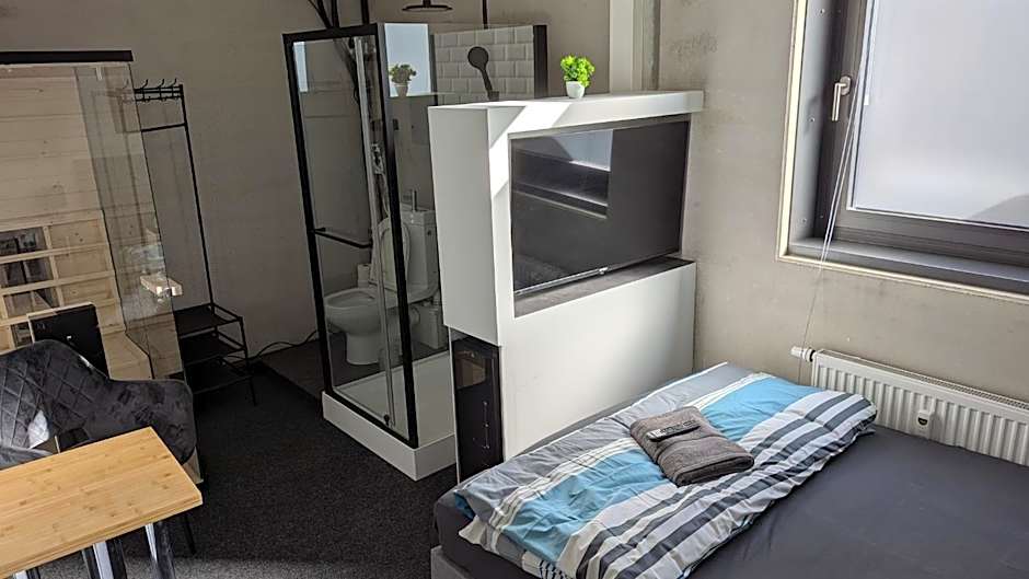 BUSINESS-MOTEL free WiFi & massage, air-con, XXL-Parking, Wallbox, Smart TV, Video-Security