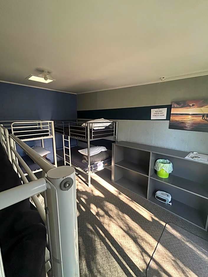Beachcomber Lodge & Backpacker