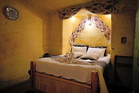 Double Cave Room with Fireplace