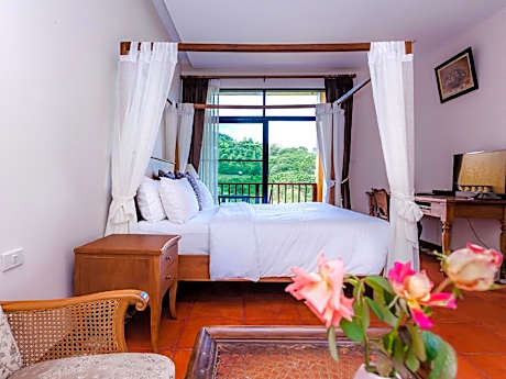 Deluxe Balcony with Bathtub