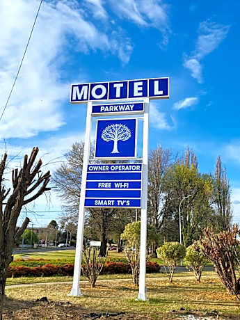 Parkway Motel