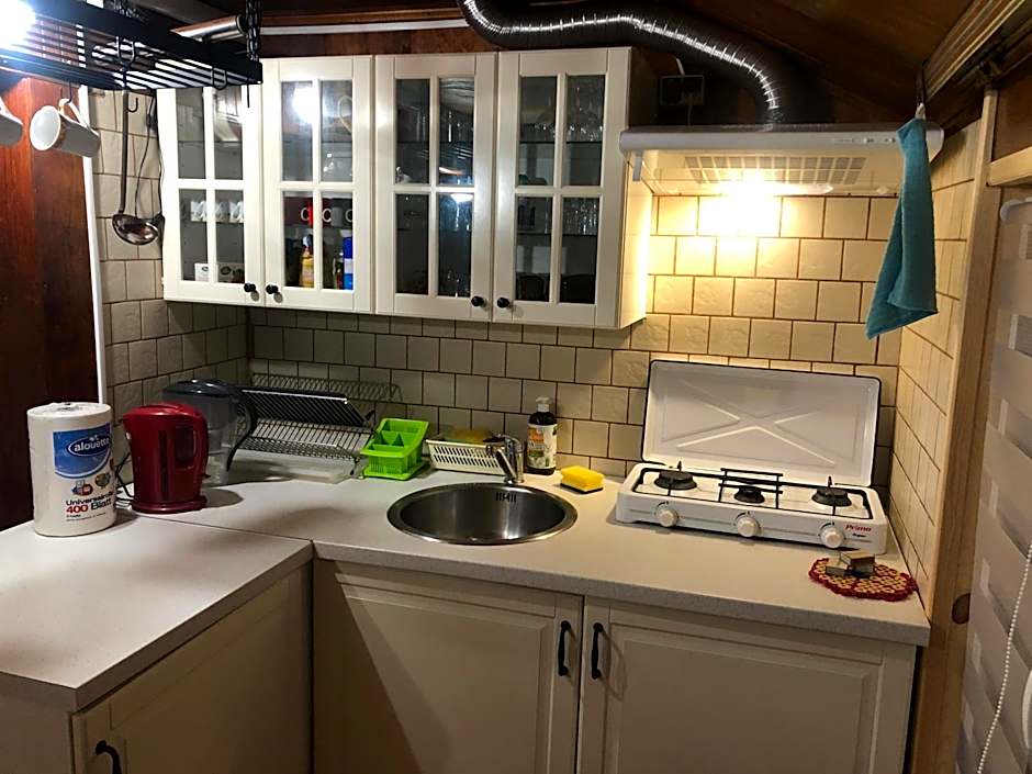 Letnisko SYMSAR 6, Drewniany domek letniskowy z ogrodem