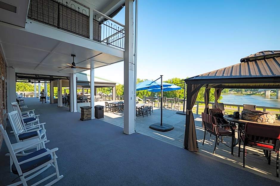 Riverboat Inn & Suites
