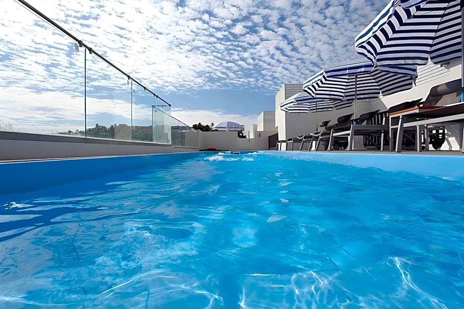 The Blue Pearl Kata Hotel