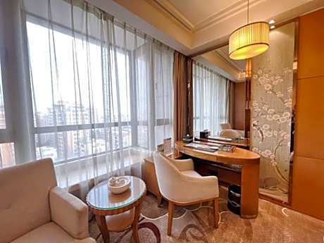 Deluxe Queen Room