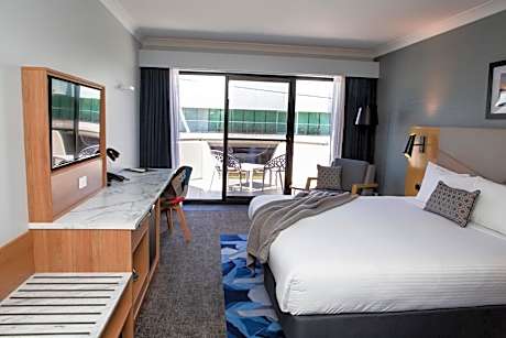 Roadside Deluxe Club-Facing King Room