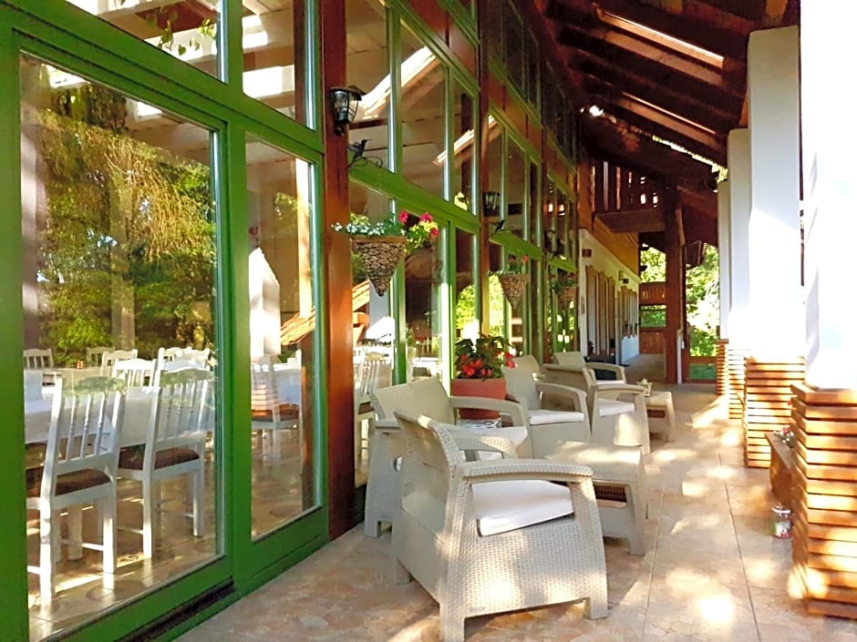 Stajnia Sarnówek Nad Jeziorem Różany