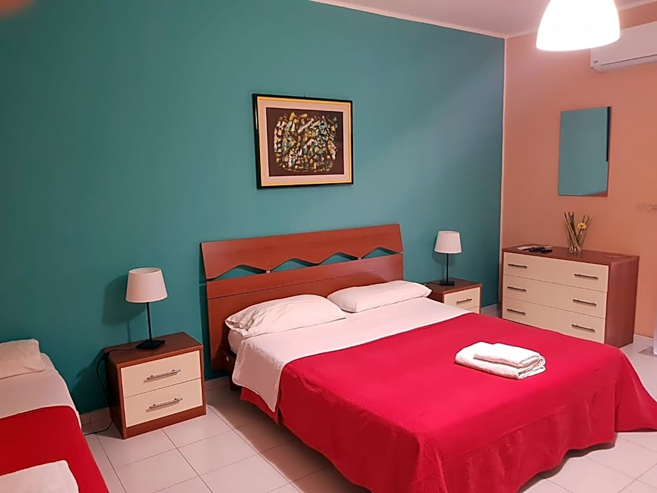 Foto 1 di 12 di Triple Room with Private External Bathroom
