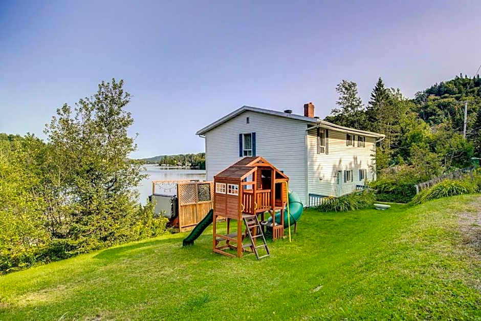 Lake retreat 5BR with SPA, watercraft and kids playground