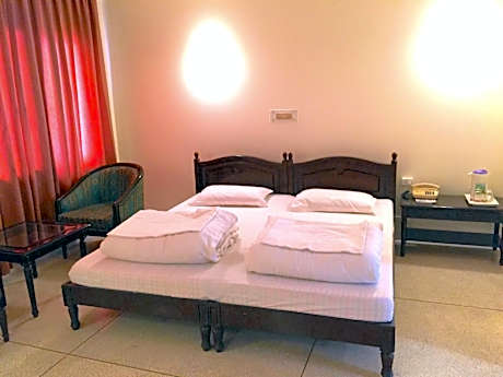 Deluxe Double Room (2 Adults + 1 Child)