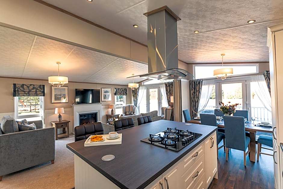 Sutton Lodge with Hot Tub