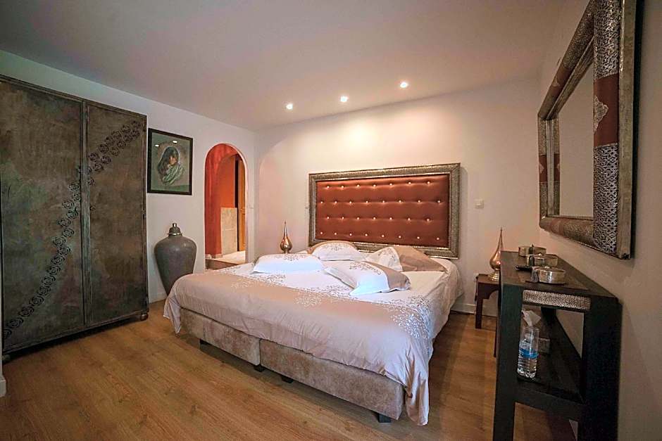 Foto 1 di 10 di Double-Salle de bain privée-l'orientale