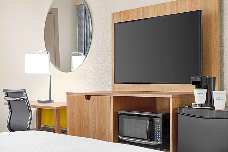 Days Inn by Wyndham Paris