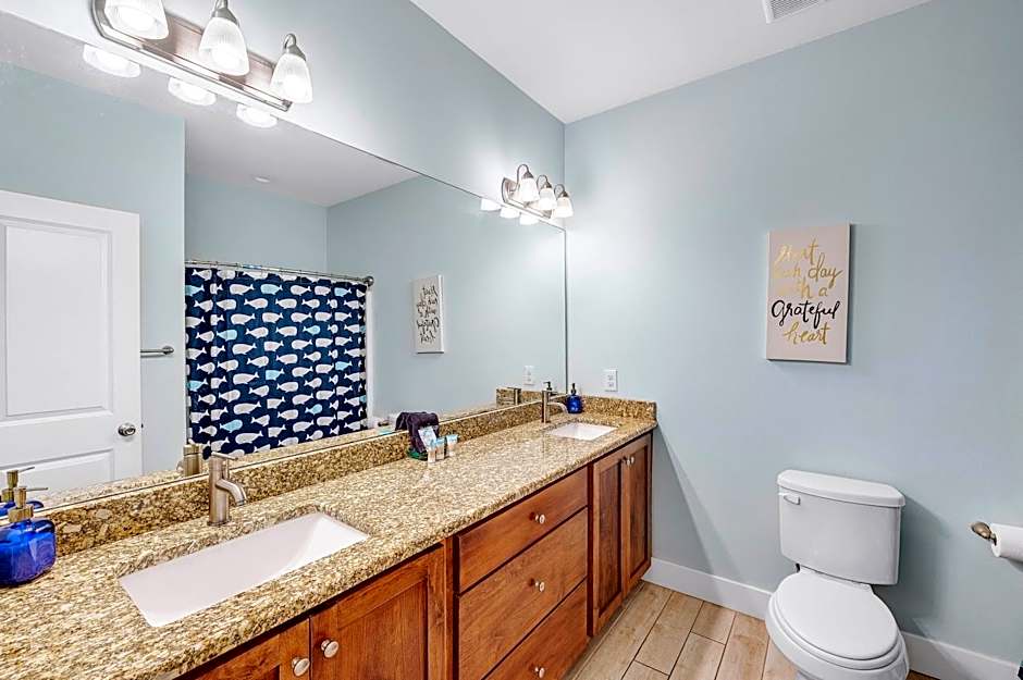 TRUE BLUE-Coastal cottage-3 min walk to beach! POOL!