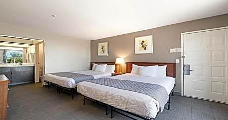 Queen Room with Two Queen Beds - Non-Smoking