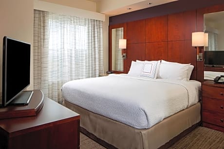 Suite, 1 Bedroom (Hearing Accessible) (1 King Bed and 1 Double Sofa Bed)