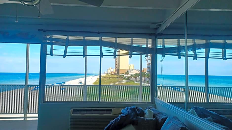 ON THE BEACH! COUPLES GETAWAY,HONEYMOON SWEET, Perfectly Cozy Beach Front Condo, full kitchen, pool, free parking,CHECK-IN AT DOOR