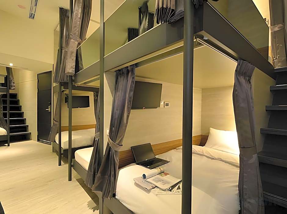 Amici Hotel Six Star Hostel