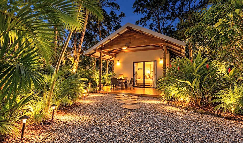 Gunnadoo Holiday Hut with Ocean Views and Jacuzzi