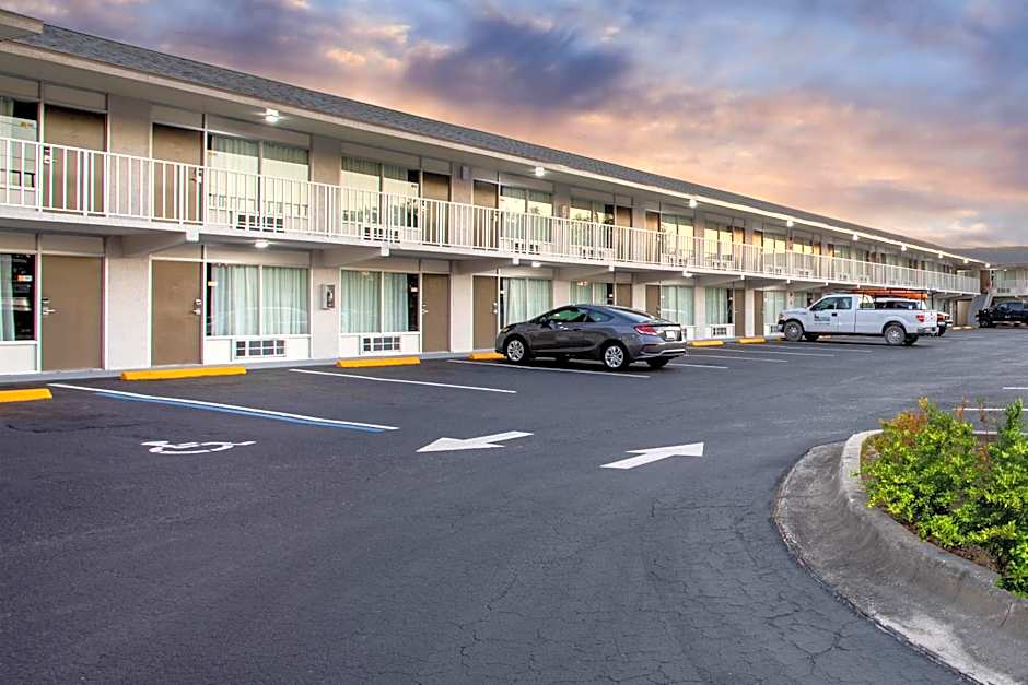 Days Inn by Wyndham Apopka/Orlando
