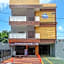 RedDoorz Plus near Patung Kuda Undip