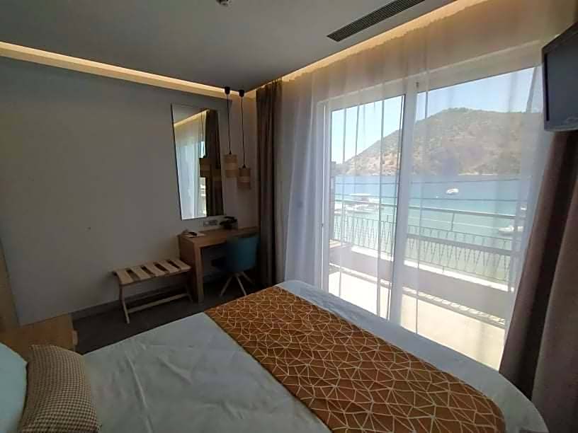 Photo 1 of 5 of Family, Sea View