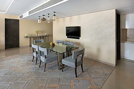 One-Bedroom Panoramic Suite - Executive Lounge Access & complimentary two-way airport transfers