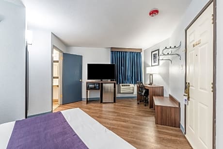 Business Suite Room One Queen Non-Smoking