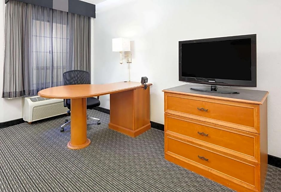 La Quinta Inn & Suites by Wyndham Dallas Addison Galleria