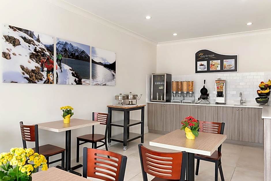 Days Inn by Wyndham 100 Mile House