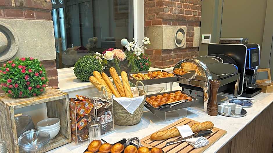 Logis Hôtel- Restaurant Le Relais Guillaume de Normandy-PARKING GRATUIT-Bornes électriques-VUE BAIE TERRASSE-Calme