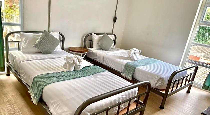 Memmoth Cafe & Hostel in Lampang