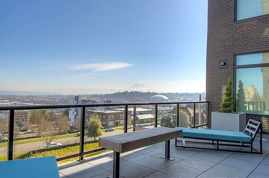 Paid Garage Parking- King Bed-balcony Wd 55" Tv