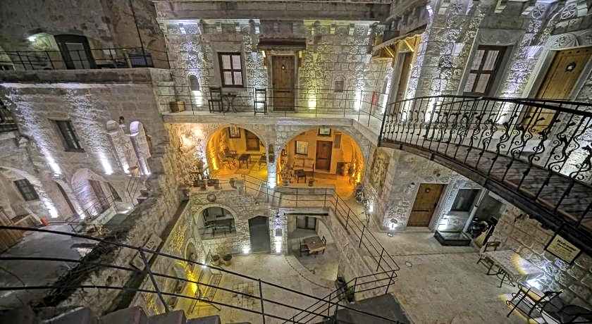 Risus Cave Hotel