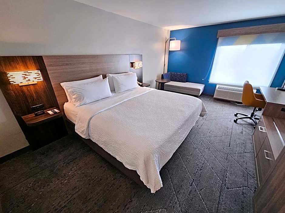 Holiday Inn Express Hotel & Suites Cincinnati-Blue Ash By IHG