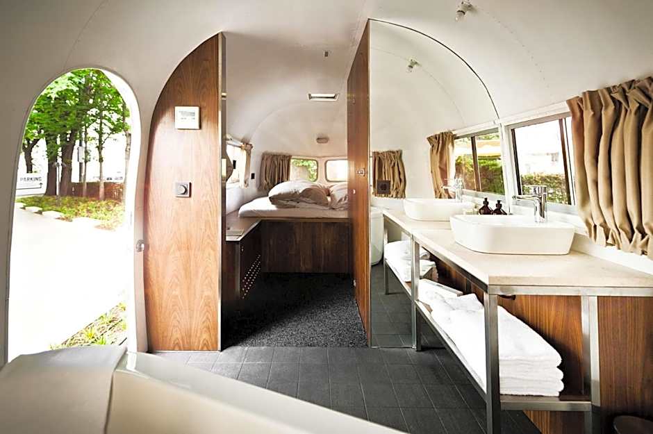 Photo 1 of 6 of Caravan