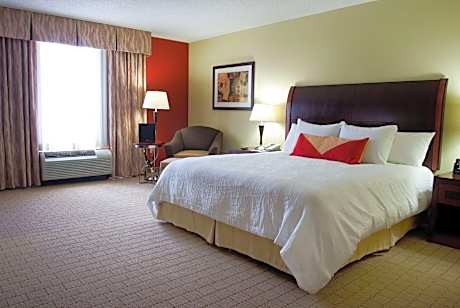 1 KING MOBILITY ACCESSIBLE W/ROLL IN SHOWER COMP WIFI HI DEF.FLAT SCREEN TV-FRIDGE-POD COFFEE BREWE