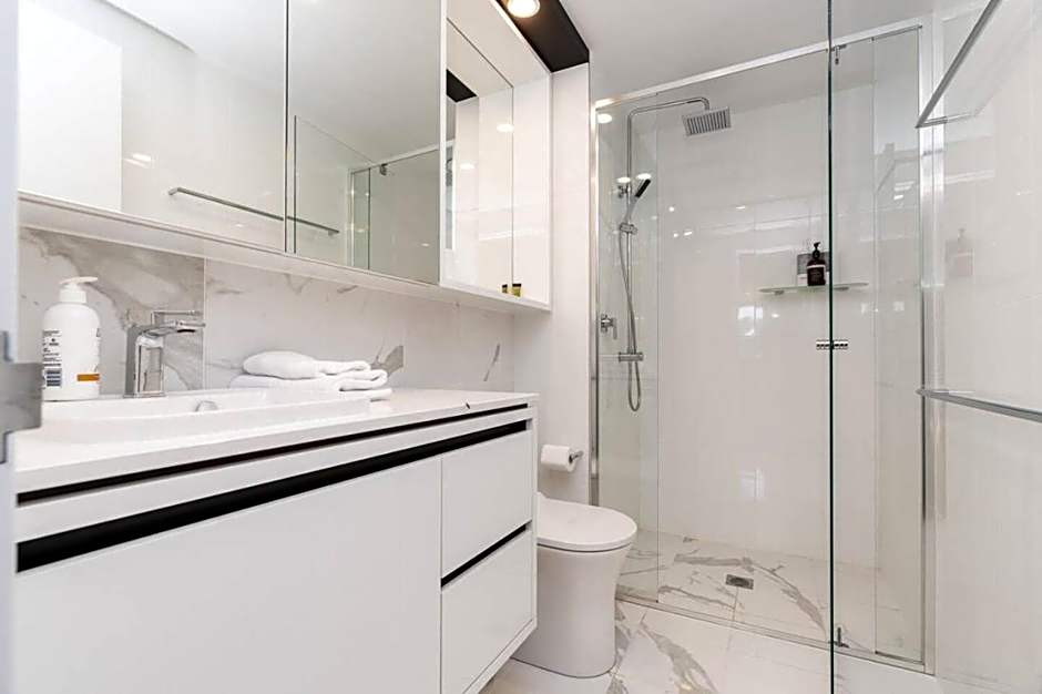 Modern 2BR Apartment in the Heart of the City - Hosted by Canstay