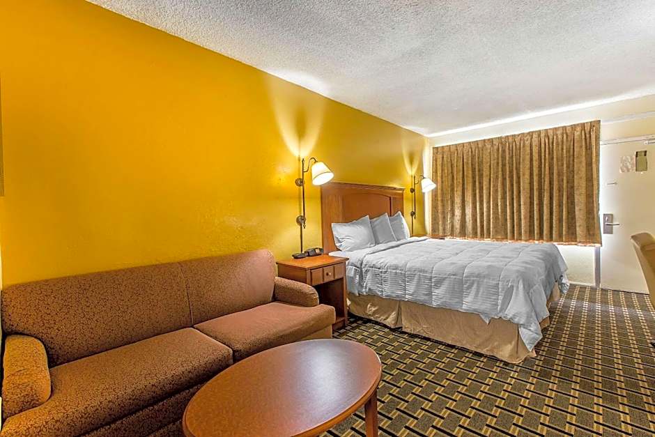 Econo Lodge Byron near Historic District - Warner Robins