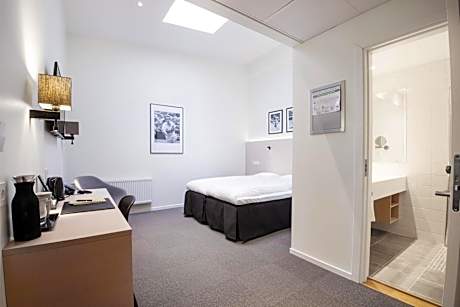 Economy Twin Room - No Window/Non-Smoking