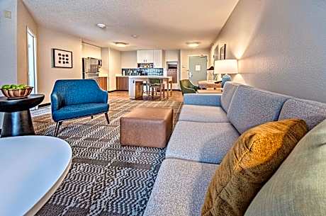 1 Queen Bed One Bedroom Suite