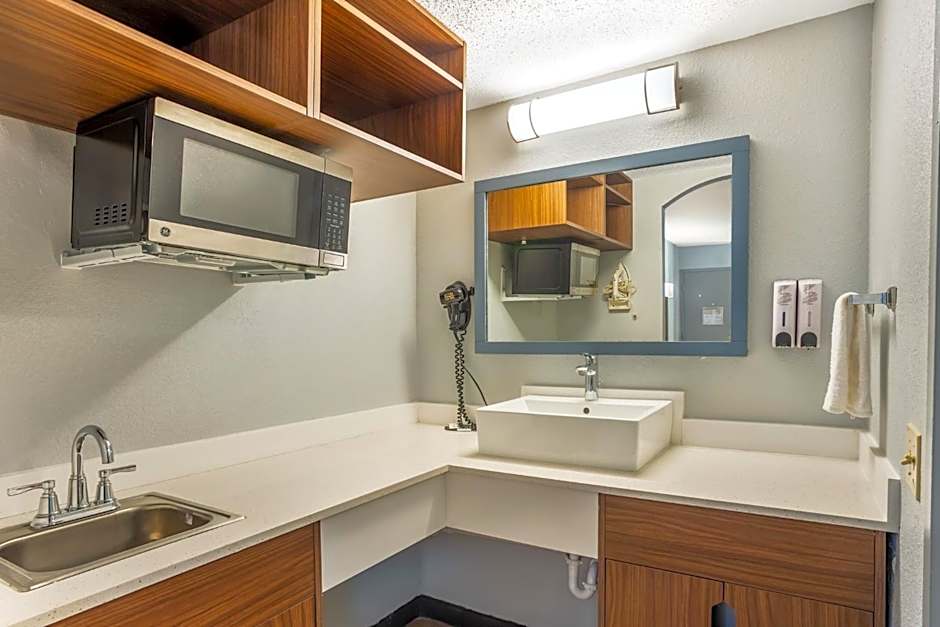 HomeTowne Studios by Red Roof Lancaster