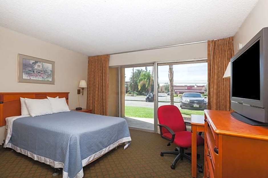 Days Inn by Wyndham Bakersfield