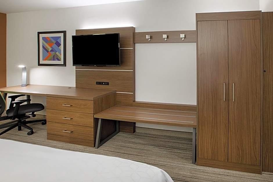 Holiday Inn Express & Suites Dallas Market Ctr - Love Field By IHG