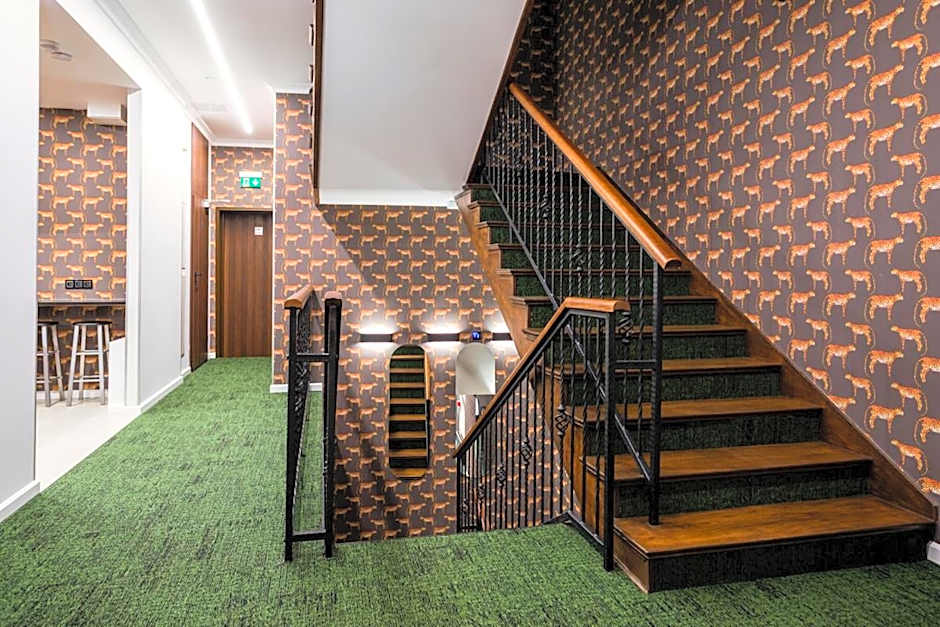 Forrest Apartments & Hostel